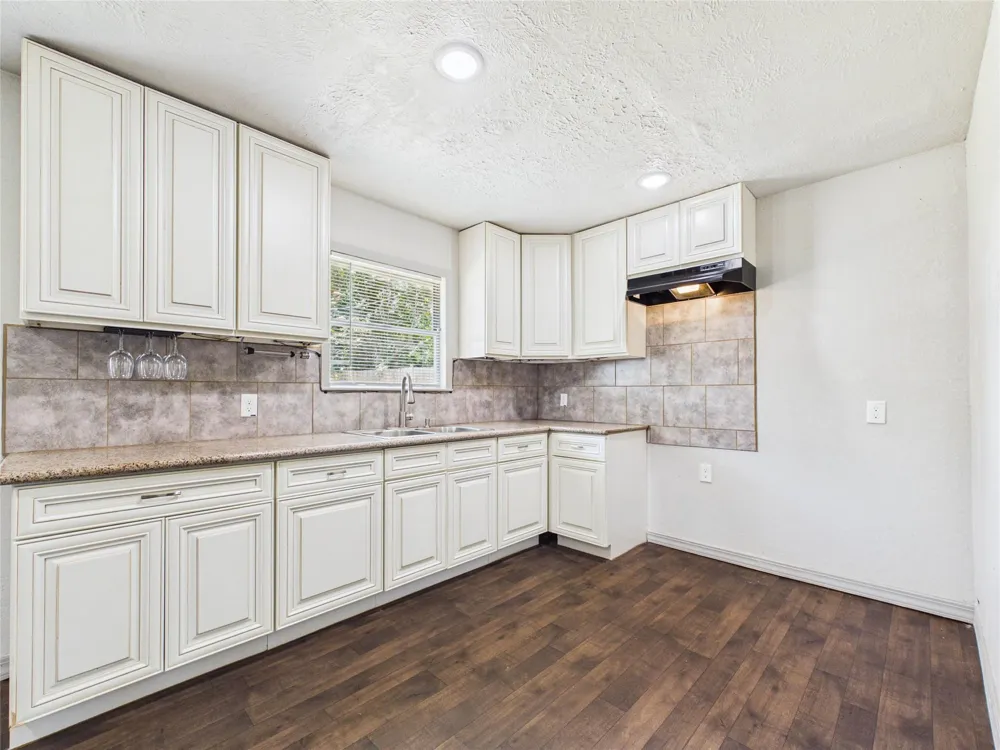 302 Sycamore Drive Hitchcock, TX 77563