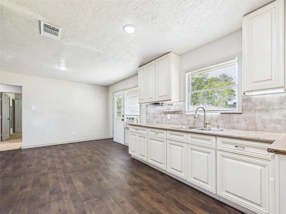 302 Sycamore Drive Hitchcock, TX 77563