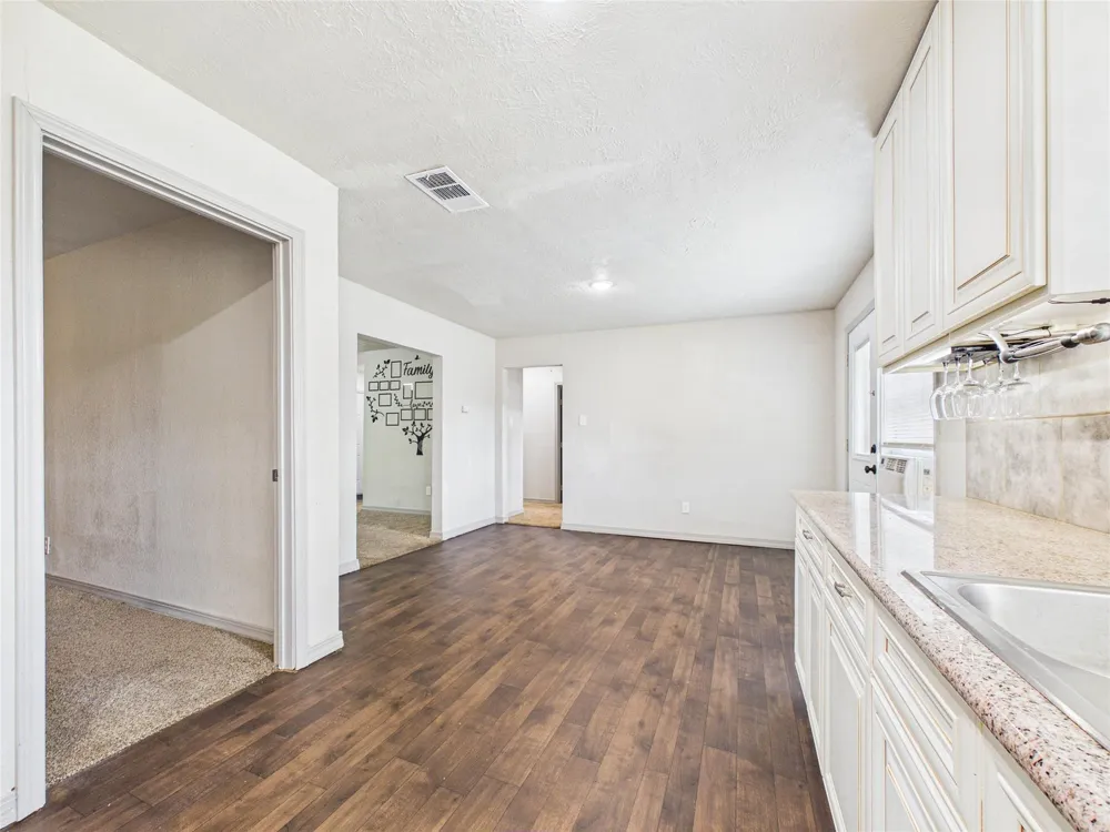 302 Sycamore Drive Hitchcock, TX 77563
