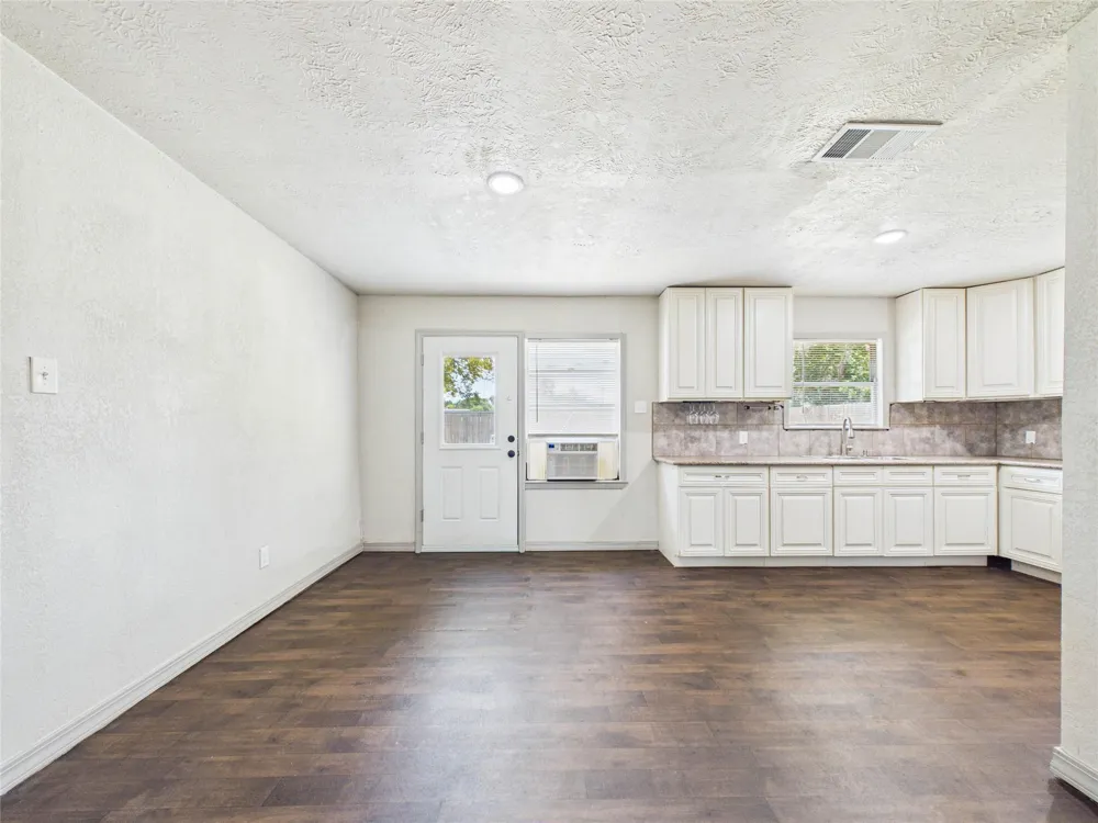 302 Sycamore Drive Hitchcock, TX 77563