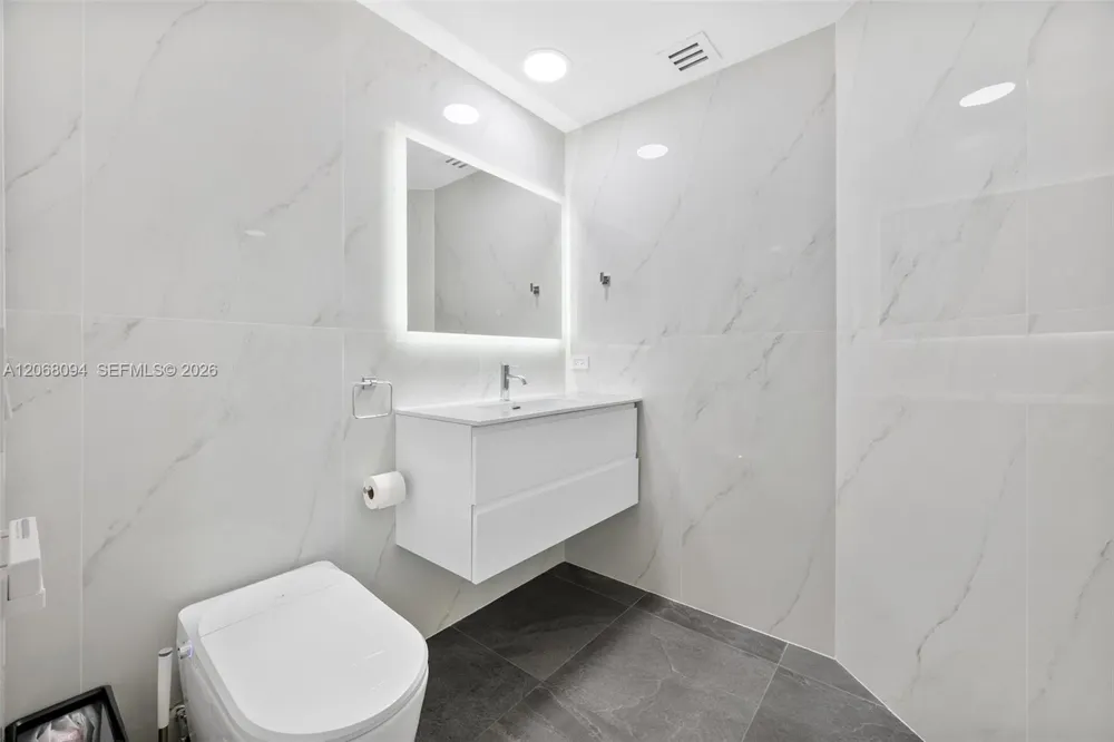 801 Brickell Key Blvd #1805 Miami, FL 33131