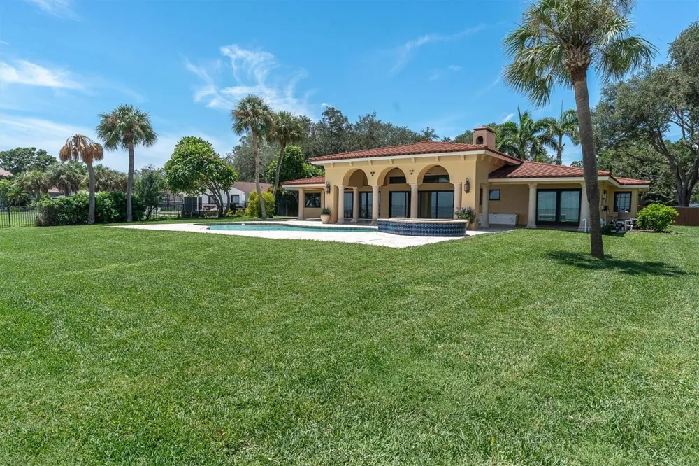 5810 BAHAMA SHORES DRIVE S St Petersburg, FL 33705