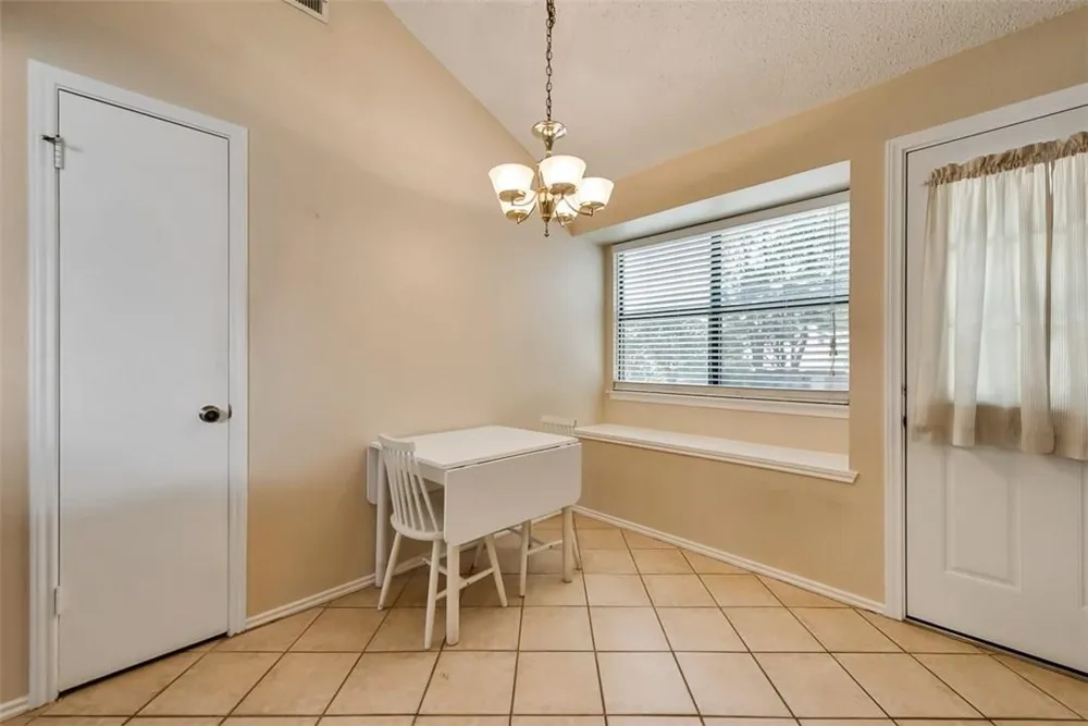 2332 Chestnut Way Bedford, TX 76022