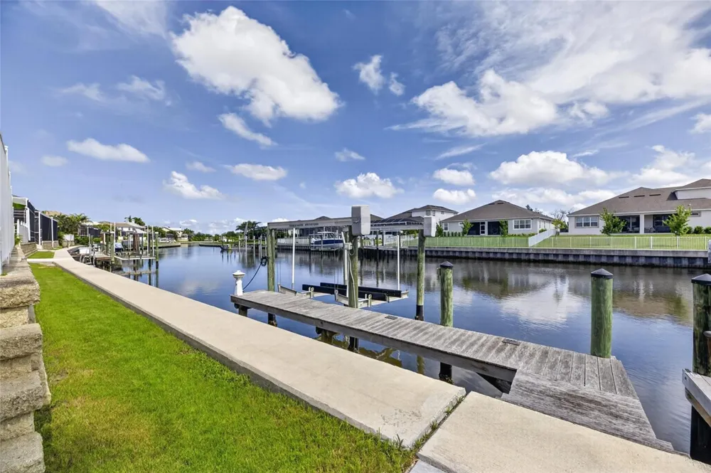 715 ISLEBAY DRIVE Apollo Beach, FL 33572