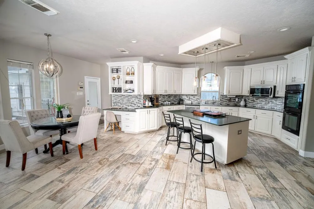 2006 Pebble Lane Friendswood, TX 77546