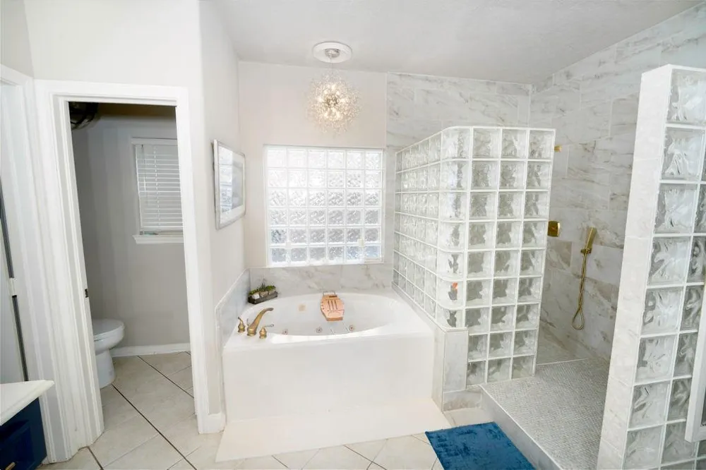 2006 Pebble Lane Friendswood, TX 77546