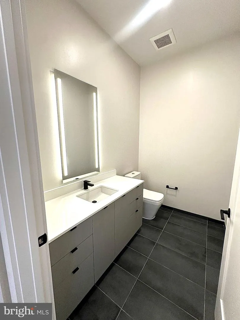 3030 POTOMAC AVENUE #PH5 Arlington, VA 22202