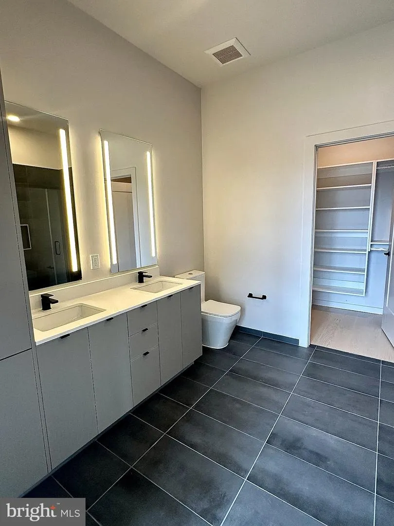 3030 POTOMAC AVENUE #PH5 Arlington, VA 22202