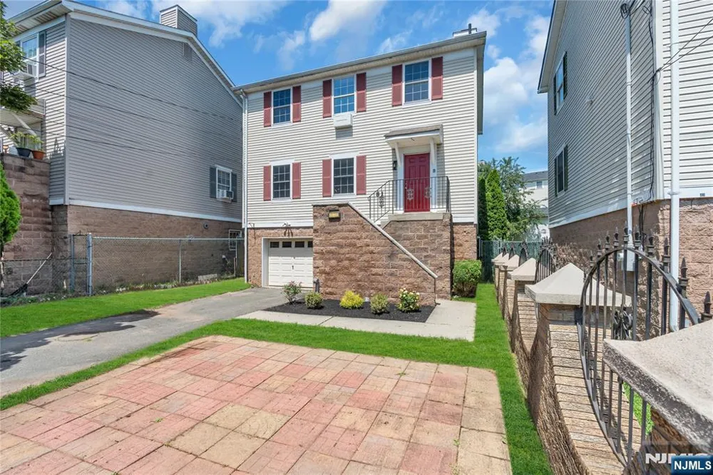 81 Crane Street Newark, NJ 07104