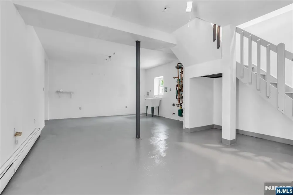 81 Crane Street Newark, NJ 07104