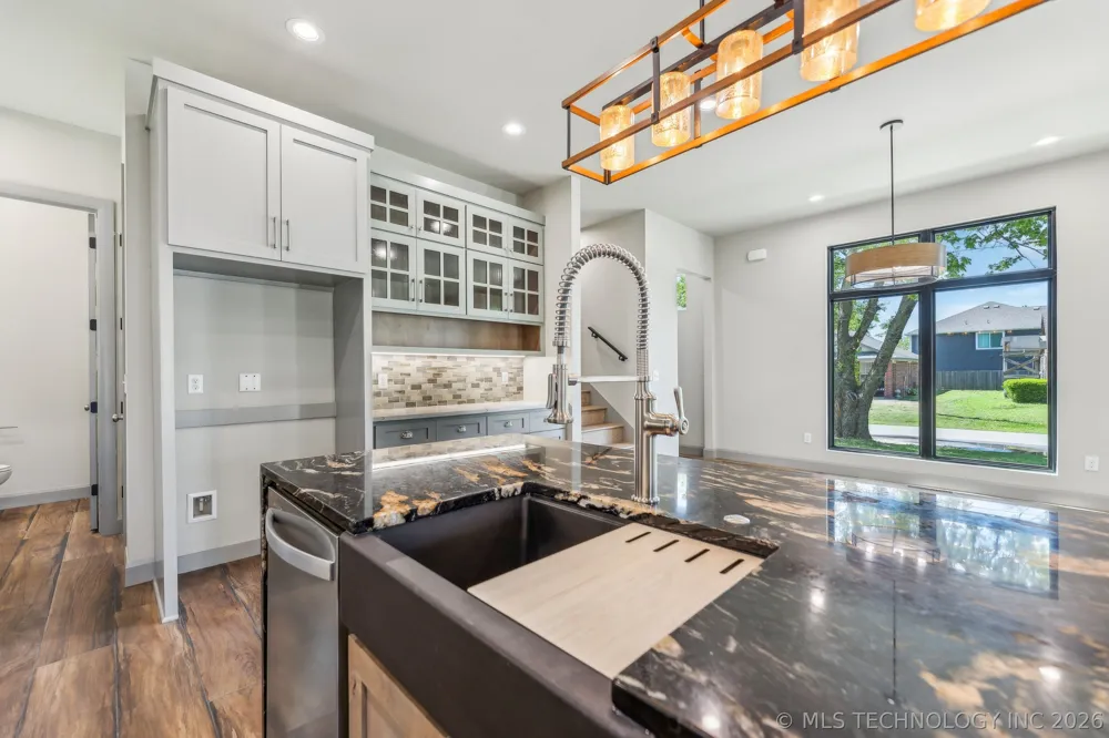 421 W Ft Worth Street Broken Arrow, OK 74012