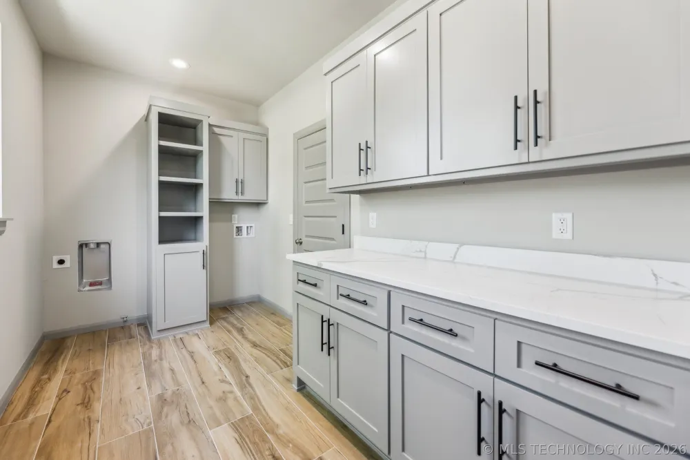 421 W Ft Worth Street Broken Arrow, OK 74012