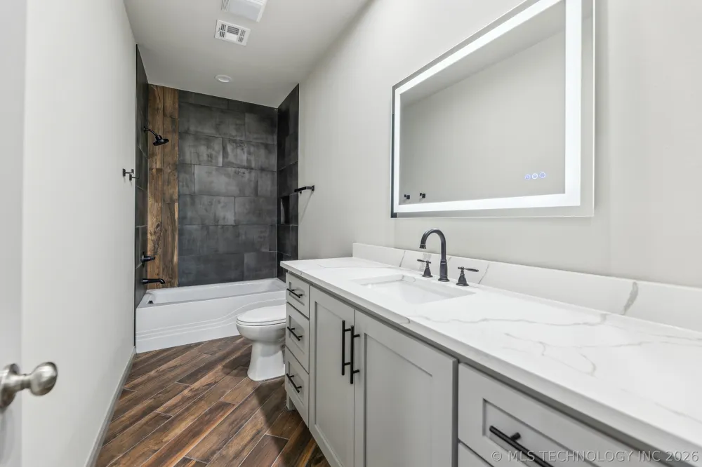 421 W Ft Worth Street Broken Arrow, OK 74012
