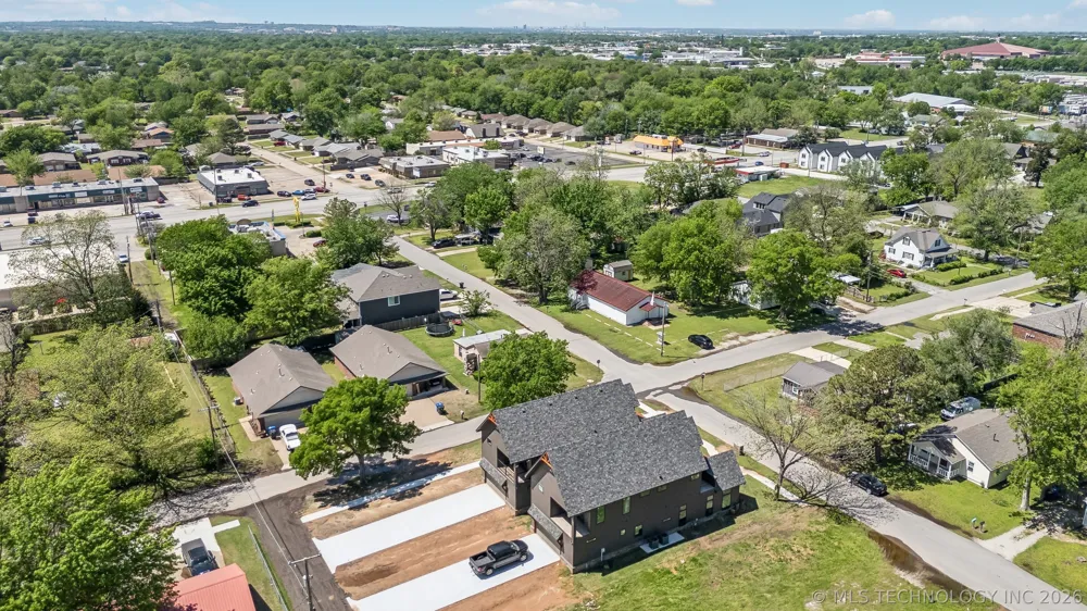 421 W Ft Worth Street Broken Arrow, OK 74012