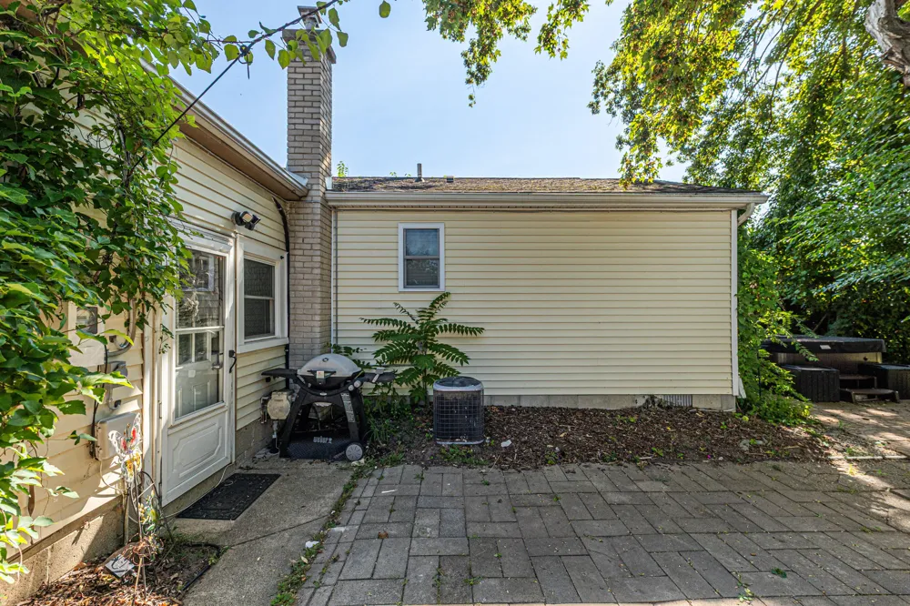 33967 Wadsworth Street Livonia, MI 48150