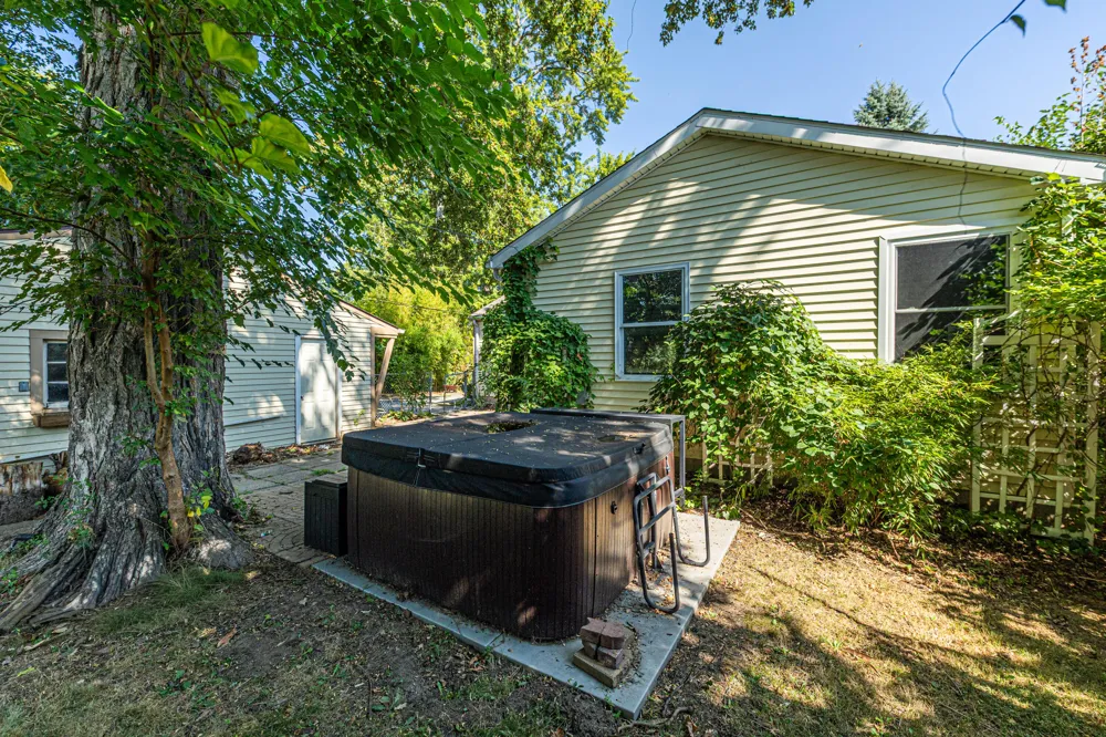 33967 Wadsworth Street Livonia, MI 48150