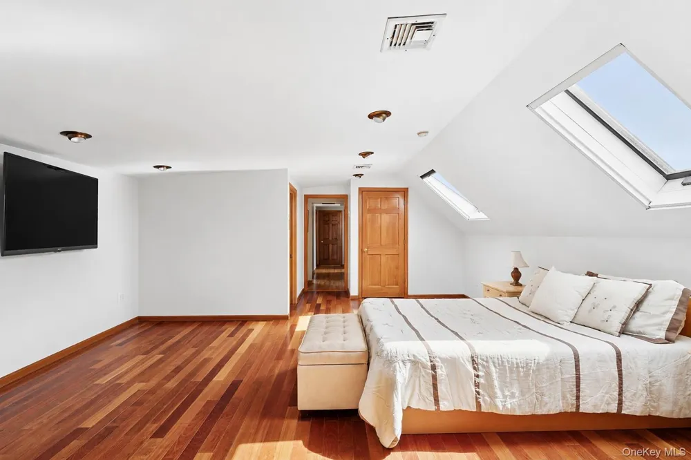 39 Jackson Place Massapequa, NY 11758