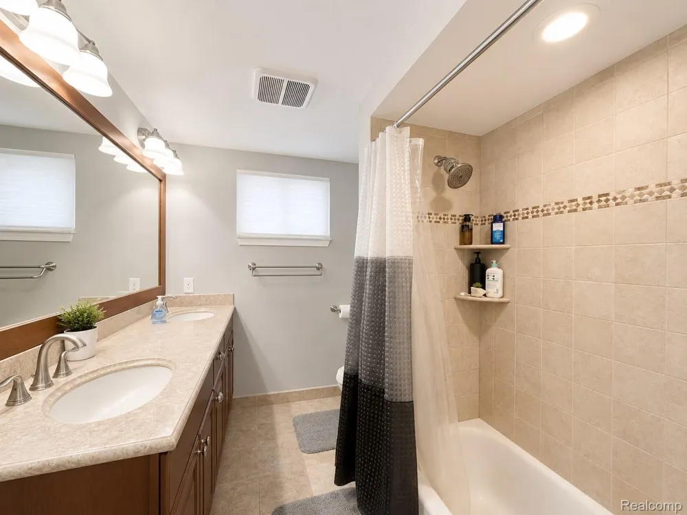 2754 Denise Drive Troy City, MI 48085