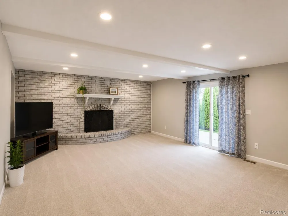 2754 Denise Drive Troy City, MI 48085