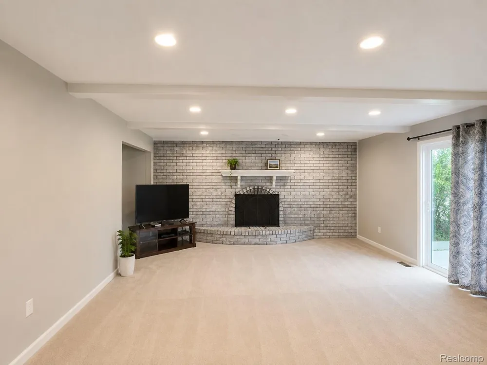 2754 Denise Drive Troy City, MI 48085