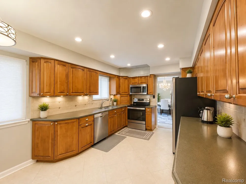 2754 Denise Drive Troy City, MI 48085