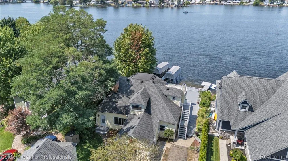 16 S North Shore Drive Lake Orion Village, MI 48362