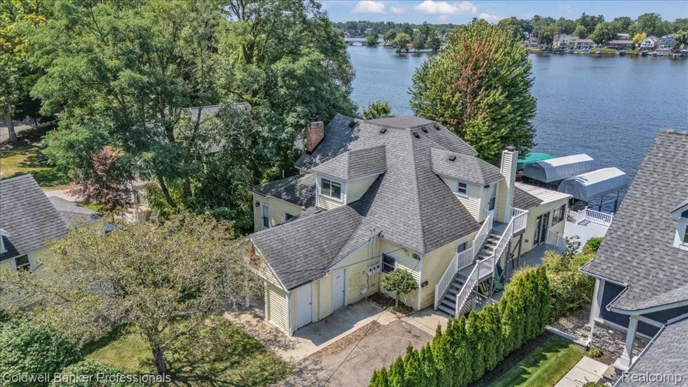 16 S North Shore Drive Lake Orion Village, MI 48362
