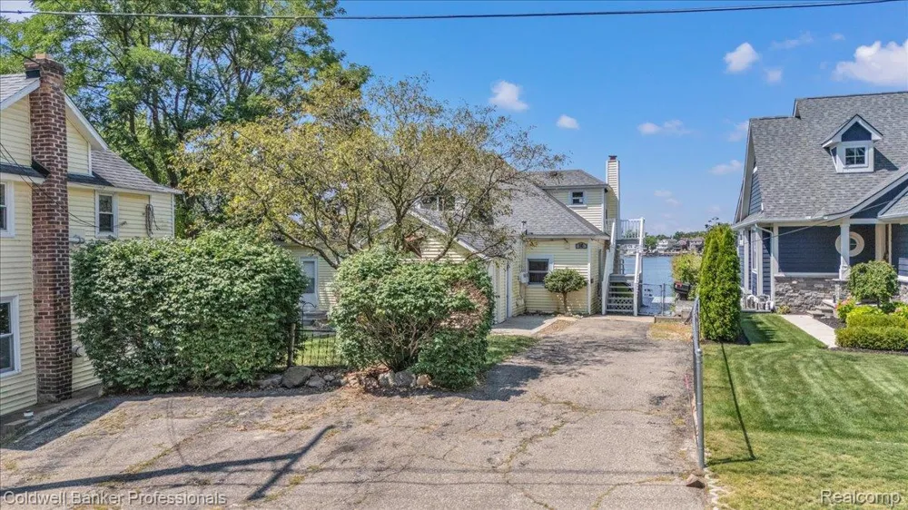 16 S North Shore Drive Lake Orion Village, MI 48362