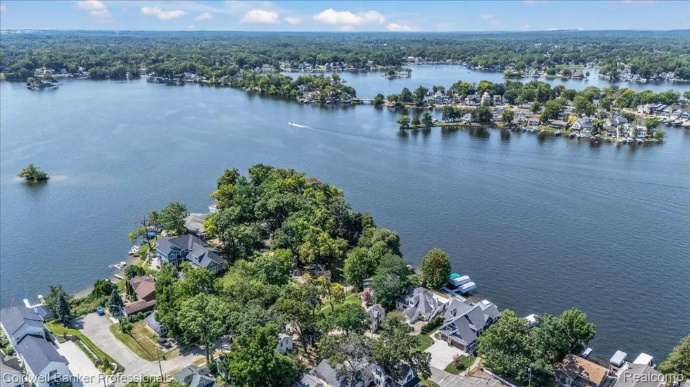 16 S North Shore Drive Lake Orion Village, MI 48362