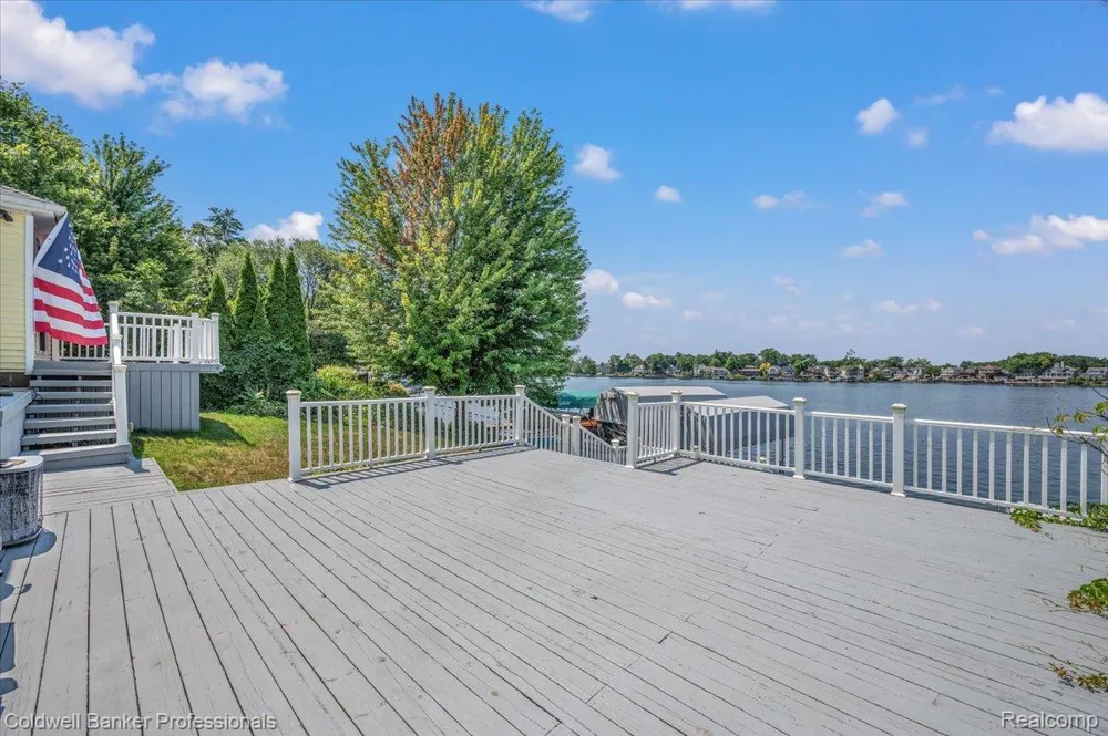 16 S North Shore Drive Lake Orion Village, MI 48362