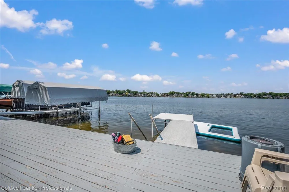 16 S North Shore Drive Lake Orion Village, MI 48362