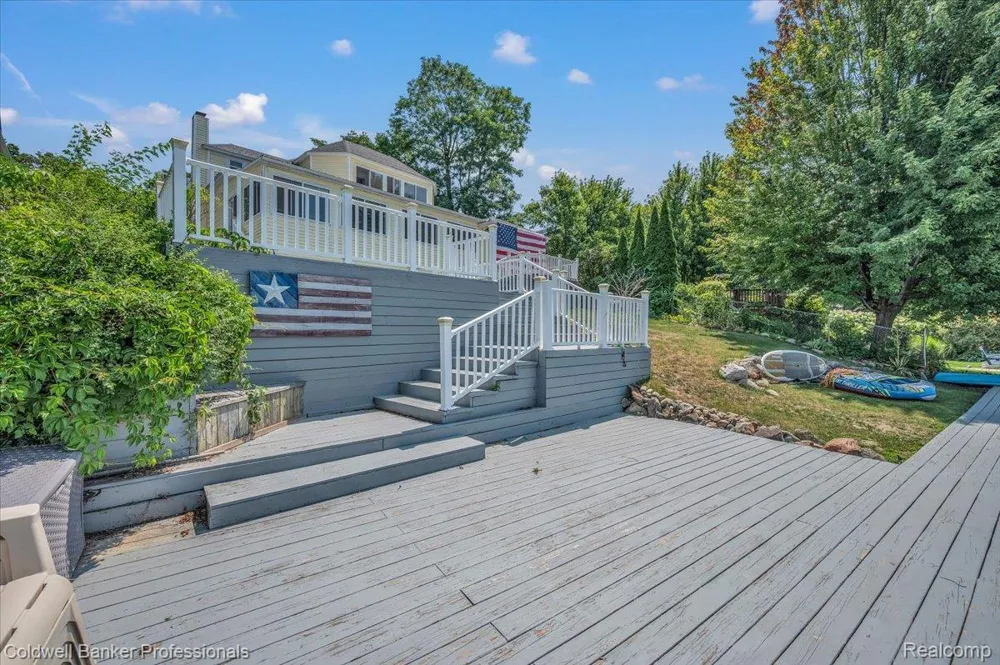 16 S North Shore Drive Lake Orion Village, MI 48362