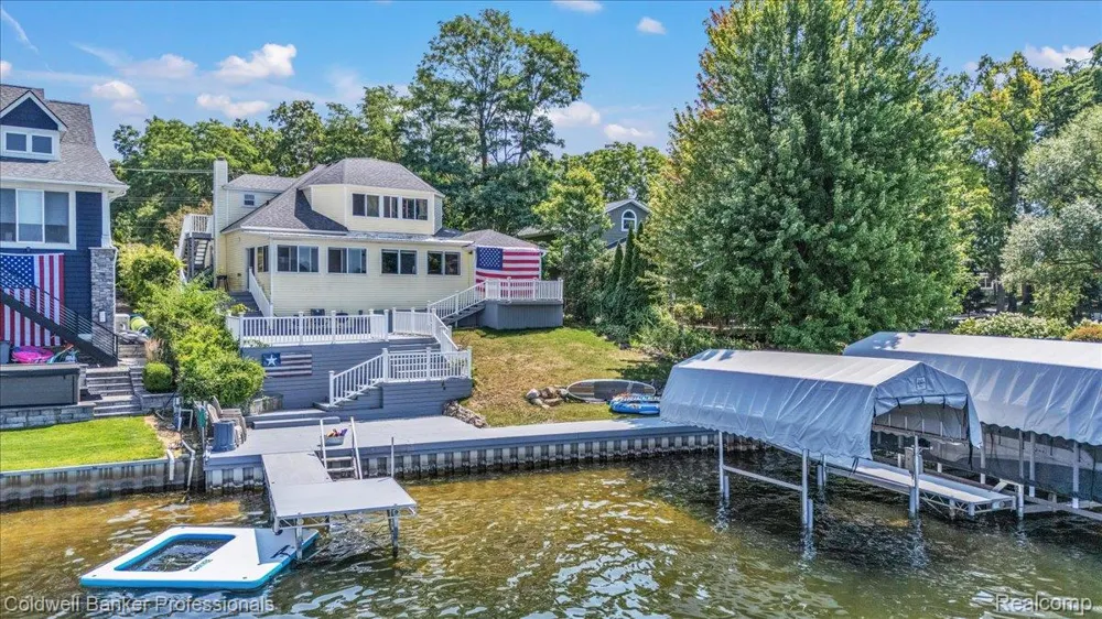 16 S North Shore Drive Lake Orion Village, MI 48362