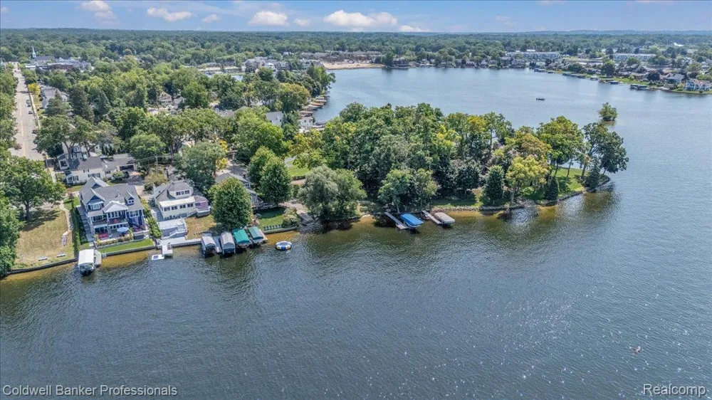 16 S North Shore Drive Lake Orion Village, MI 48362