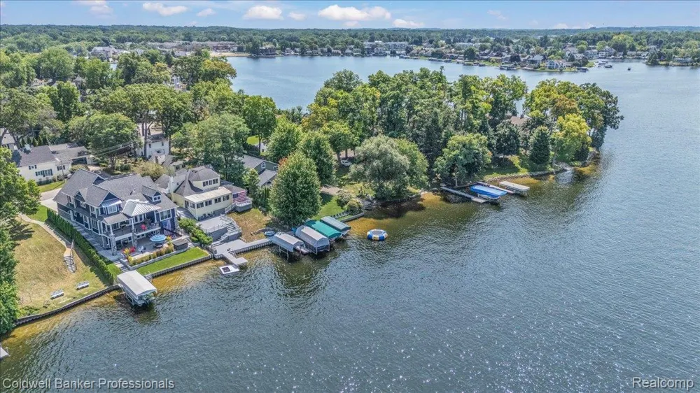 16 S North Shore Drive Lake Orion Village, MI 48362