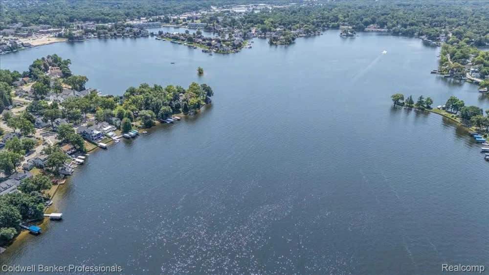 16 S North Shore Drive Lake Orion Village, MI 48362