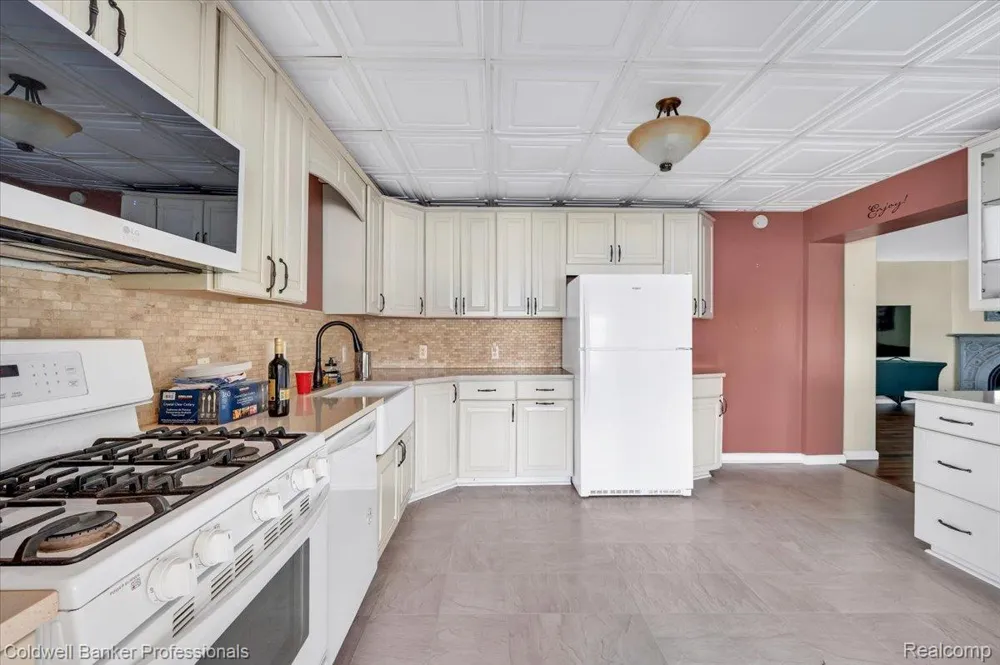 16 S North Shore Drive Lake Orion Village, MI 48362