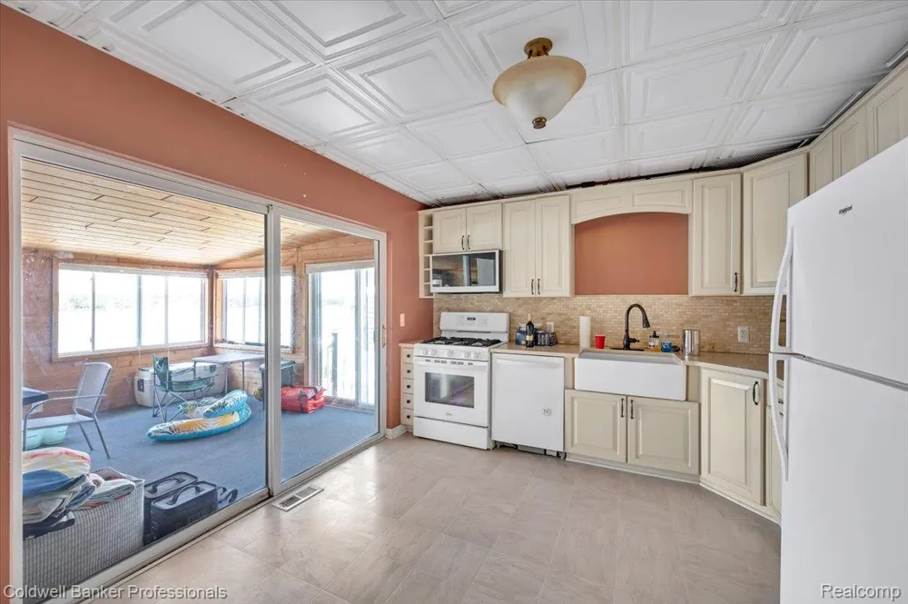 16 S North Shore Drive Lake Orion Village, MI 48362