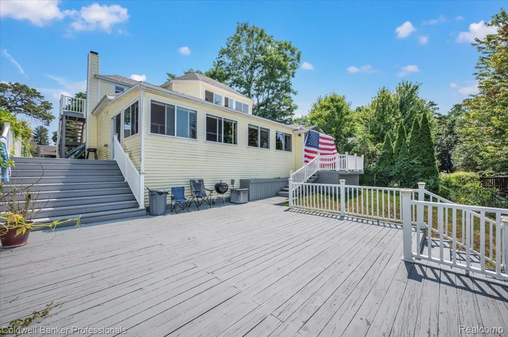 16 S North Shore Drive Lake Orion Village, MI 48362