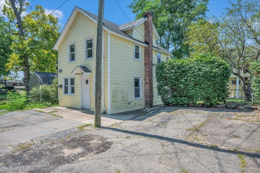 16 S North Shore Drive Lake Orion Village, MI 48362