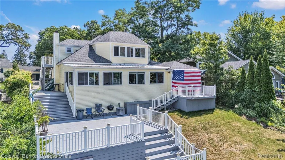 16 S North Shore Drive Lake Orion Village, MI 48362