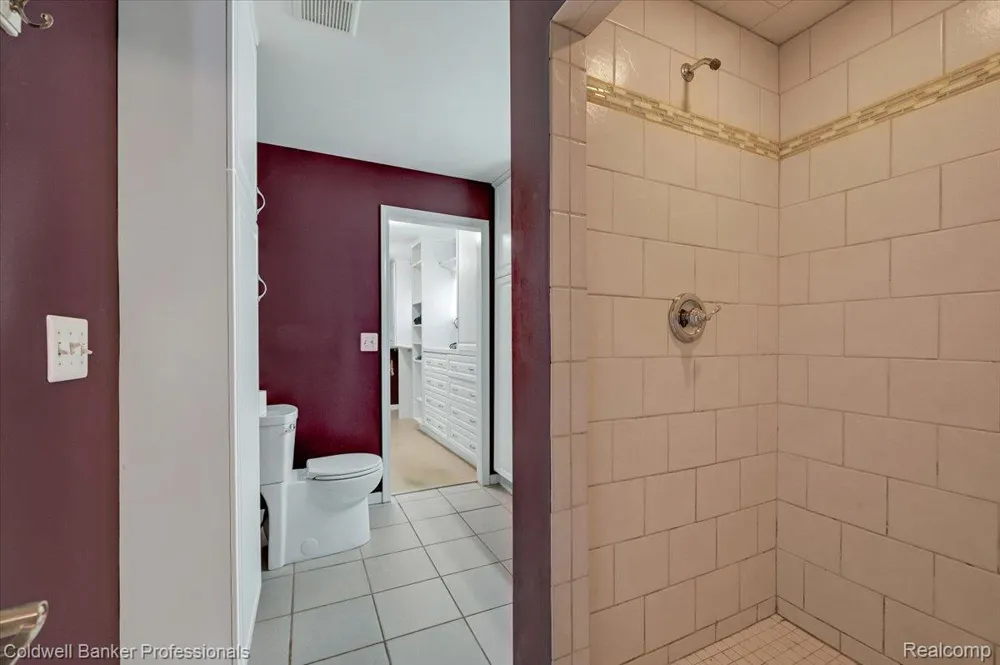 16 S North Shore Drive Lake Orion Village, MI 48362