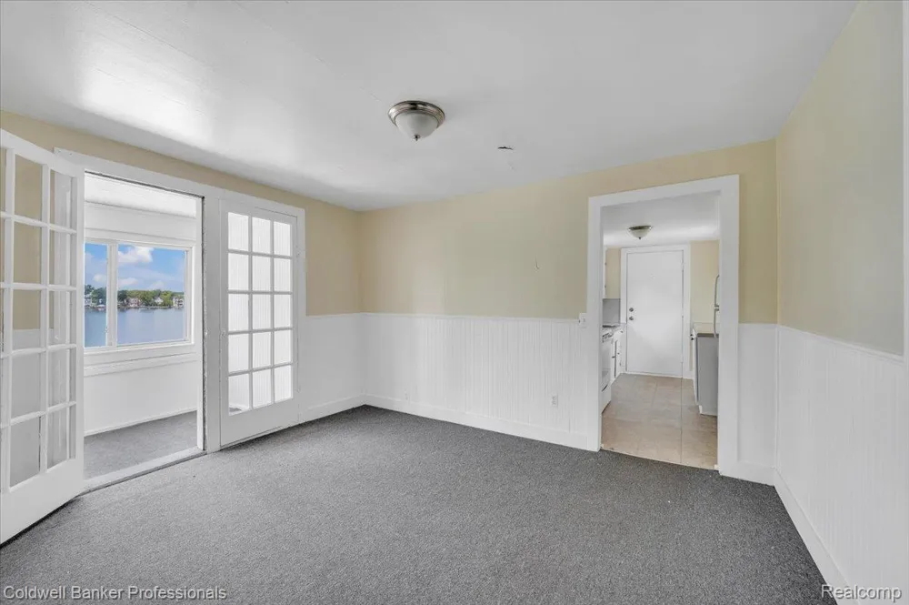 16 S North Shore Drive Lake Orion Village, MI 48362