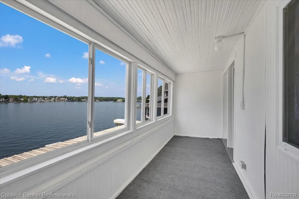 16 S North Shore Drive Lake Orion Village, MI 48362