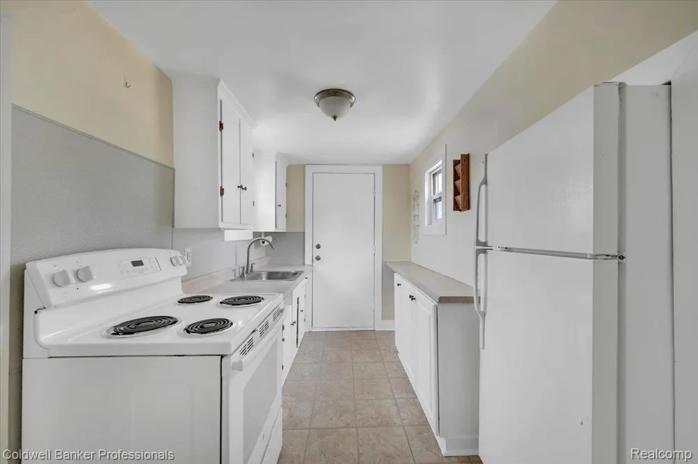 16 S North Shore Drive Lake Orion Village, MI 48362
