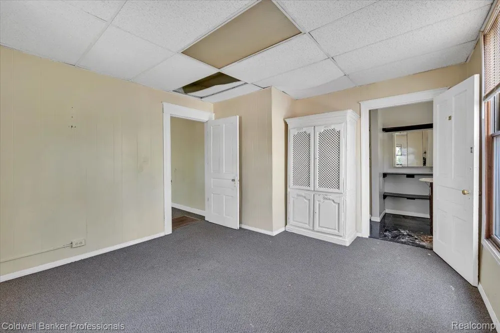 16 S North Shore Drive Lake Orion Village, MI 48362