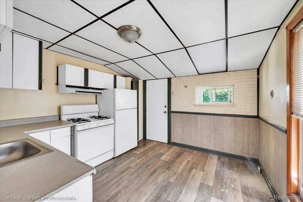 16 S North Shore Drive Lake Orion Village, MI 48362
