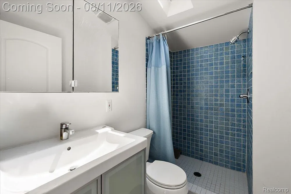 559 Bennaville Avenue Birmingham City, MI 48009