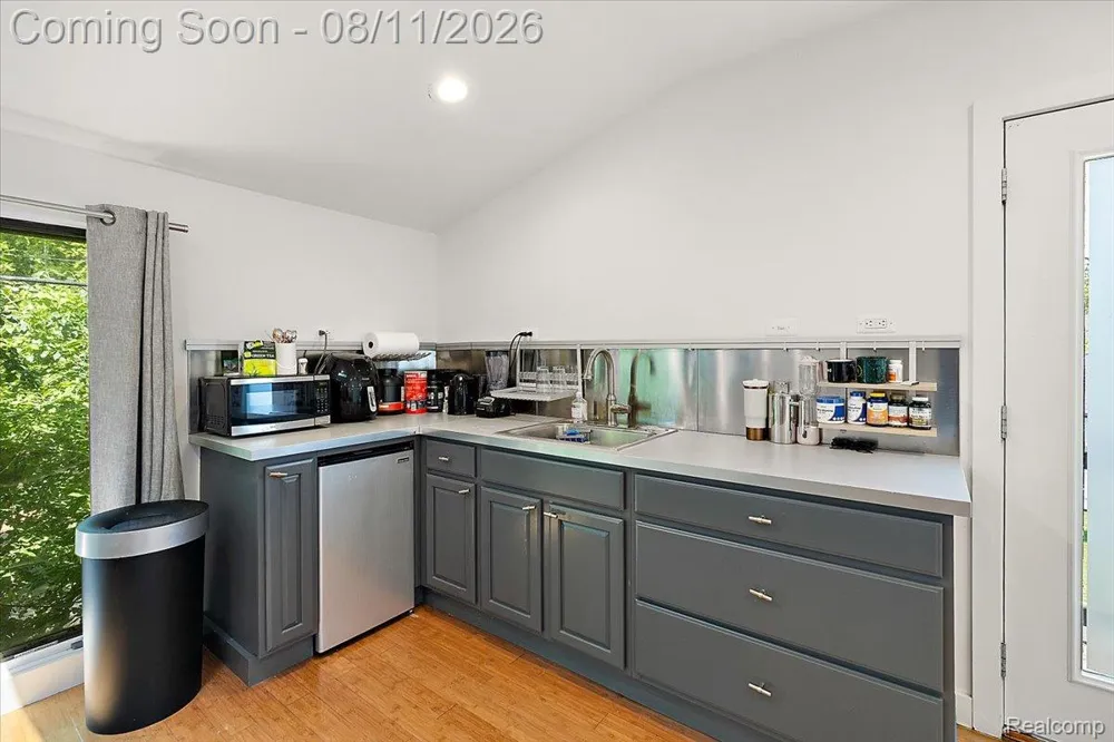 559 Bennaville Avenue Birmingham City, MI 48009