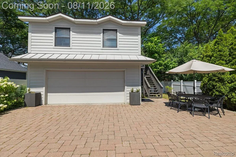 559 Bennaville Avenue Birmingham City, MI 48009